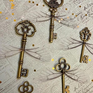 Large Flying Keys - Antique Bronze, Unique and Handmade - Beautiful Set - Winged Keys - Decor - Events Parties - Ornaments