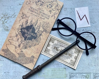 Wizard Essentials Kit - Mapa Réplica Merodeadores Replica Plataforma Ticket HP Gafas Réplica Tatuaje Cicatriz Rayo Wand Lápiz - Collar