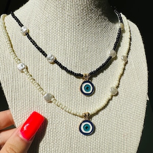 Collar de mal de ojo con perlas de agua dulce
