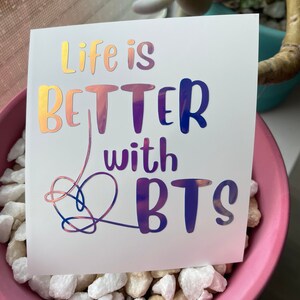 BTS ビニールデカール | BTS ステッカーがあれば人生はもっと楽しくなる | BT21 ステッカー | バンタン | ノートパソコン、YETI、車の窓用デカール