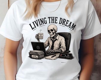 Camiseta "Viviendo el sueño" con esqueleto, camiseta divertida para oficinistas, camiseta con humor sobre el agotamiento laboral, regalo para compañeros de trabajo, camiseta con meme corporativo.