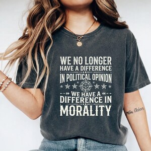 Vi har ingen längre skillnad i politisk åsikt moral t-shirt, politik citat, politisk design talesätt, politiska gåvor t-shirt