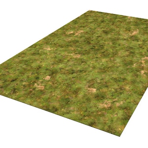 Peut inclure: Tapis rectangulaire enroulé avec un motif d'herbe. Le tapis présente des nuances de vert et de brun, imitant un champ herbeux naturel. Les bords sont légèrement recourbés, révélant un dessous blanc.