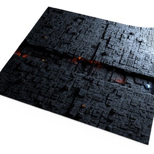 Op de afbeelding: Een futuristische, getextureerde print met een donkergrijze en zwarte kleurstelling. Het ontwerp toont ingewikkelde, geometrische patronen en gloeiende oranje en blauwe accenten, wat een sci-fi of industriële uitstraling creëert. De print is licht gekruld.