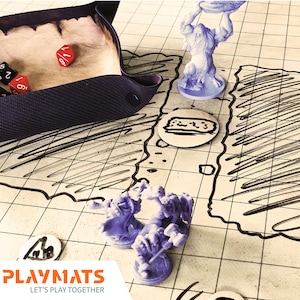Puede incluir: Una configuraci&oacute;n de juego de rol de mesa con una bandeja de dados, dados, figuras en miniatura y un mapa de juego. Los dados son rojos y negros. Las figuras son moradas. El mapa es blanco con l&iacute;neas negras. El logotipo de Playmats es visible.