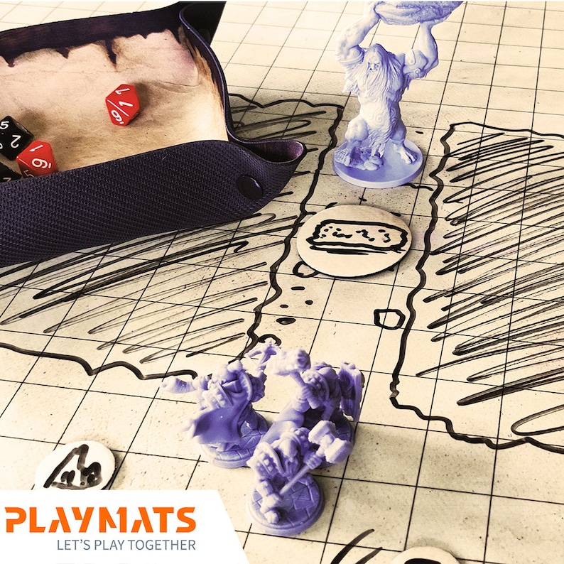 Puede incluir: Una configuraci&oacute;n de juego de rol de mesa con una bandeja de dados, dados, figuras en miniatura y un mapa de juego. Los dados son rojos y negros. Las figuras son moradas. El mapa es blanco con l&iacute;neas negras. El logotipo de Playmats es visible.