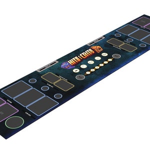 Op de afbeelding: Een rechthoekige gamingmat met een donkerblauwe achtergrond en verschillende speelgebieden. De mat heeft de tekst "HITS & CRITS" en een dobbelsteenlogo. Het heeft ruimtes voor kaarten, dobbelstenen en andere spelcomponenten.