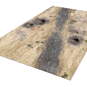 Puede incluir: Una alfombrilla de juego rectangular que representa una escena de carretera postapocalíptica. La carretera está agrietada y dañada, con marcas amarillas en los carriles. El terreno circundante es seco y agrietado, con varios cráteres de impacto y escombros.