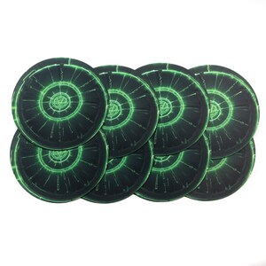 Puede incluir: Un conjunto de ocho posavasos circulares con un fondo oscuro y un diseño verde brillante. El diseño presenta círculos concéntricos y líneas radiales, creando una estética futurista. Los posavasos están dispuestos en forma rectangular.
