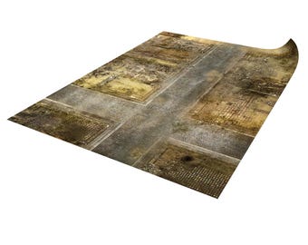 Pode incluir: Um tapete de jogo retangular com um design detalhado e desgastado de uma rua da cidade. O tapete apresenta uma estrada cinzenta que se cruza com blocos de edifícios castanhos e bege, criando uma paisagem urbana para jogos de tabuleiro.