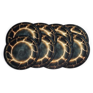 Puede incluir: Un conjunto de ocho posavasos redondos con un fondo oscuro y texturizado y un diseño brillante en forma de rayo en tonos dorados y anaranjados. Los posavasos tienen un centro circular y un borde oscuro.