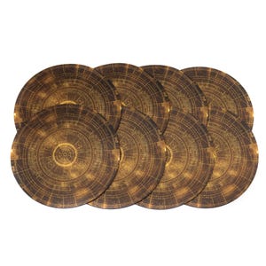 Puede incluir: Un conjunto de ocho posavasos redondos con un diseño detallado en marrón dorado. Cada posavasos presenta círculos concéntricos y patrones intrincados, creando una estética vintage o celestial. Los posavasos están dispuestos de forma ligeramente superpuesta.