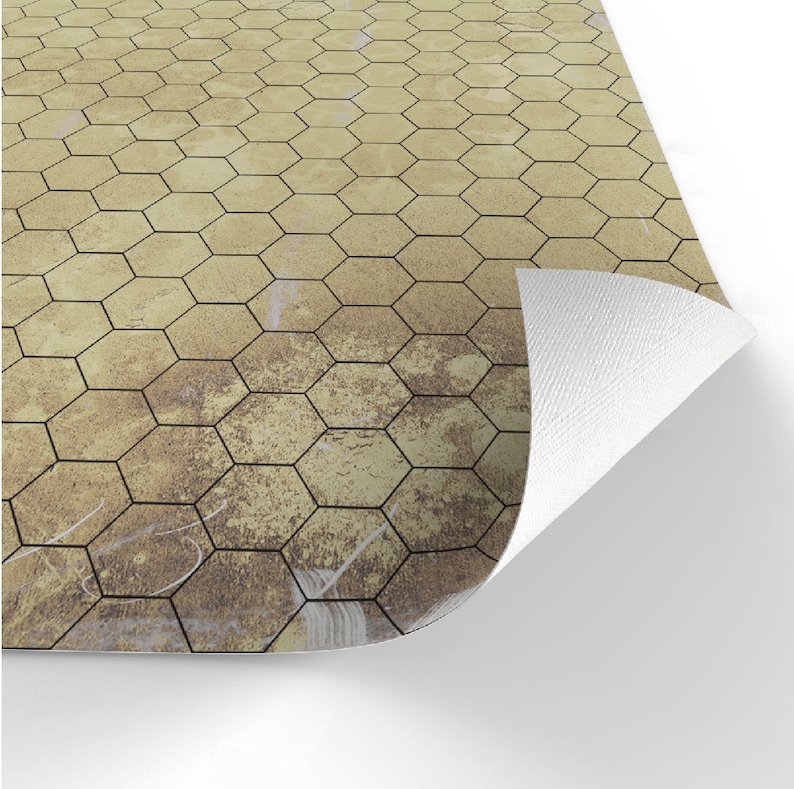 Puede incluir: Primer plano de una secci&oacute;n de un patr&oacute;n de baldosas hexagonales en tonos beige y marr&oacute;n. Las baldosas tienen contornos oscuros y la superficie tiene un aspecto envejecido y desgastado. Una esquina del material est&aacute; doblada, revelando un reverso blanco.