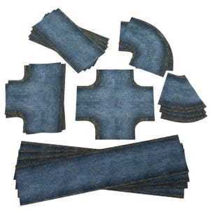 Könnte beinhalten: Eine Sammlung von blau und braun strukturierten Spielbrettfliesen in verschiedenen Formen. Das Set enthält gerade, gebogene und Kreuzungsstücke, die sich für Tischspiele eignen. Die Fliesen sind auf einem weißen Hintergrund angeordnet.