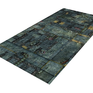 Puede incluir: Tapete de juego rectangular con un diseño industrial detallado. El tapete presenta un diseño complejo de grises, verdes y amarillos, que representa una ciudad o un interior futurista. Los bordes están ligeramente curvados.