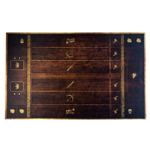 Puede incluir: Un juego de mesa rectangular de madera con acabado marrón oscuro y detalles dorados. El tablero presenta varios símbolos, incluyendo coronas, espadas, arcos y banderas, y está diseñado para un juego estratégico. El tablero es rectangular.