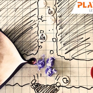 Puede incluir: Una configuraci&oacute;n de juego de rol de mesa con una bandeja de dados, dados rojos y negros, figuras en miniatura y un tablero de juego con una cuadr&iacute;cula y elementos dibujados a mano. El logotipo de Playmats es visible.