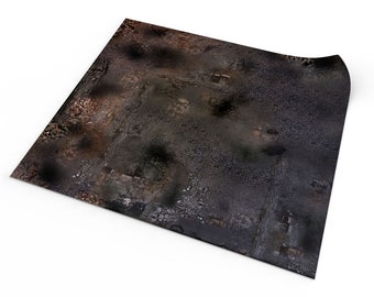 Pode incluir: Um tapete de jogo retangular enrolado, com um design detalhado e texturizado de uma cidade em ruínas. A paleta de cores inclui tons de castanho, cinza e preto, criando uma aparência realista e desgastada. O tapete é projetado para jogos de mesa.