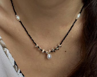 Gargantilla de mujer con ónix negro y perla / Joyería hecha a mano para tu estilo sofisticado / Regalo perfecto para ella