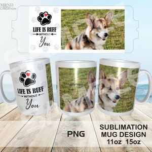 Könnte beinhalten: Weiße Keramiktasse mit einem Pfotenabdruck und dem Text "Life is Ruff Without You" in Schwarz. Die Tasse hat ein Sublimationsdesign eines Corgi-Hundes auf grünem Gras. Die Tasse ist in den Größen 11oz und 15oz erhältlich.