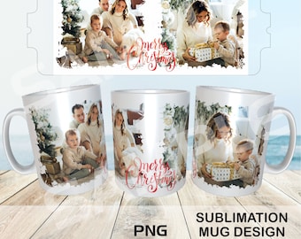 Könnte beinhalten: Weiße Keramiktasse mit einem Familienfoto und dem Text "Merry Christmas" in roter Schrift. Das Tassendesign umfasst ein Familienporträt und Weihnachtsdekorationen. Erhältlich in den Größen 11oz und 15oz.