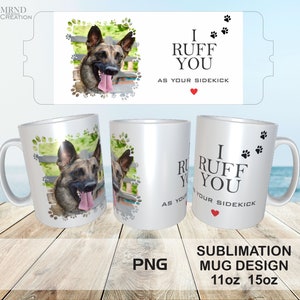 Könnte beinhalten: Weiße Keramiktasse mit einem Bild eines schwarzen und braunen Deutschen Schäferhundes und dem Text "I Ruff You As Your Sidekick" mit einem roten Herzen. Die Tasse ist in 11oz oder 15oz erhältlich.