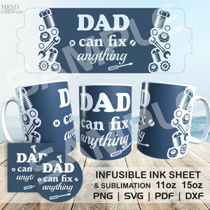 Puede incluir: Un juego de tazas, posavasos y hojas de tinta infusibles de color azul marino con el texto "DAD can fix anything". El diseño incluye herramientas y texto en blanco. La taza es de 312 ml y 425 ml.