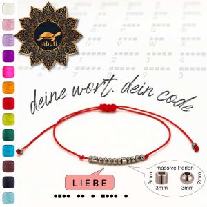 Könnte beinhalten: Rotes Armband mit silbernen Perlen, die das Wort "LIEBE" in deutscher Sprache buchstabieren. Das Armband ist vor einem weißen Hintergrund mit einer Tabelle von Braille-Buchstaben und -Zahlen abgebildet. Das Armband ist aus 3 mm großen silbernen Perlen gefertigt.