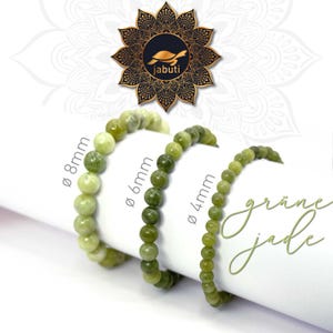 Könnte beinhalten: Drei Perlenarmbänder aus grünen Jadesteinen in verschiedenen Größen. Die Armbänder sind mit Durchmessern von 8mm, 6mm und 4mm gekennzeichnet. Das Bild enthält ein Logo mit einem Schildkrötensymbol und dem Text jabuti sowie den Text grüne jade.