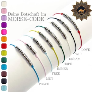 Könnte beinhalten: Eine Auswahl an farbigen Morsecode-Armbändern. Jedes Armband hat silberne Perlen auf einem farbigen Band. Das Bild enthält die Wörter "LOVE", "WIR", "DREAM", "HOPE", "IMMER", "FREE", "MUT" und "PEACE".