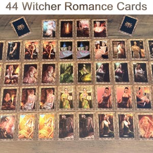 Może przedstawiać: Kolekcja 44 kart Witcher Romance ułożonych w siatkę, przedstawiająca r&oacute;żne ilustrowane postacie w zr&oacute;żnicowanych sceneriach. Każda prostokątna karta ma ozdobną ramkę, a powyżej znajduje się napis 44 Witcher Romance Cards.