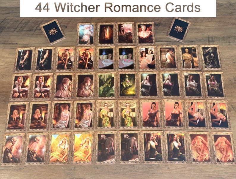 Może przedstawiać: Kolekcja 44 kart Witcher Romance ułożonych w siatkę, przedstawiająca r&oacute;żne ilustrowane postacie w zr&oacute;żnicowanych sceneriach. Każda prostokątna karta ma ozdobną ramkę, a powyżej znajduje się napis 44 Witcher Romance Cards.