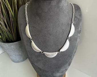 Vintage 1990s Silver Tone Hammered Crescent Panel Necklace – Boho Festival Accessory
