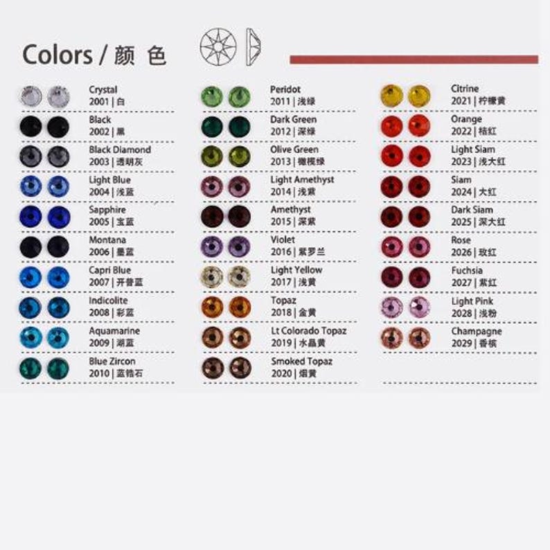 Pu&ograve; includere: Una tabella dei colori che mostra vari colori di cristallo con i loro nomi e codici. I colori includono Cristallo, Nero, Blu chiaro, Zaffiro e altro ancora. Ogni colore &egrave; rappresentato da un piccolo cristallo rotondo.