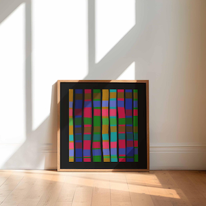 Könnte beinhalten: Ein gerahmtes abstraktes Kunstwerk mit vertikalen Streifen in verschiedenen Farben, darunter Rosa, Grün, Blau und Gelb. Das Kunstwerk ist vor einem schwarzen Hintergrund platziert und in Naturholz gerahmt. Das Kunstwerk steht auf einem Holzboden.