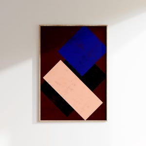 Puede incluir: Impresión artística abstracta con formas geométricas en un marco de madera. La obra presenta un cuadrado azul, un rectángulo rosa y una forma negra sobre un fondo rojo oscuro. La impresión se exhibe en una pared blanca.