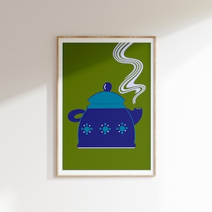 Puede incluir: Una tetera azul con vapor blanco que sale del pico, decorada con tres círculos azules y blancos, sobre un fondo verde.