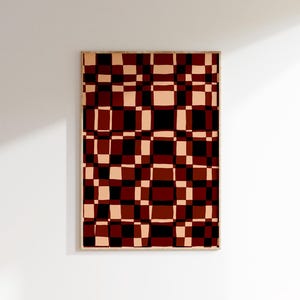 以下が含まれることがあります： 木製フレームに入った幾何学模様のアートプリント。デザインは、赤、黒、ベージュの色合いの正方形と長方形が交互に並んだグリッドです。アートワークは白い壁に展示されています。