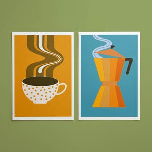 以下が含まれることがあります： コーヒーをテーマにしたイラストが描かれた、額入りのアートプリント2点。1つは水玉模様の白いコーヒーカップと湯気、もう1つは幾何学的なオレンジ色のコーヒーメーカー。どちらも緑色の背景に配置されています。