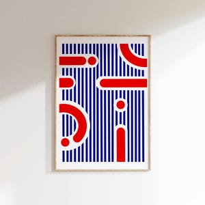 Peut inclure: Impression d'art abstrait avec un design géométrique. L'œuvre d'art présente un fond rayé bleu et blanc avec des formes rouges. Les formes comprennent des lignes, des cercles et des formes courbes. L'impression est encadrée dans un cadre en bois clair.