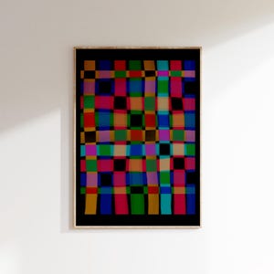以下が含まれることがあります： 暗い背景に、赤、青、緑、黄、黒の色合いでカラフルな市松模様が施された抽象的な幾何学的なアートプリントです。