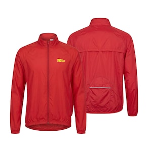 Op de afbeelding: Een felrode Proline jas met een volledige ritssluiting en een opstaande kraag. De jas heeft lange mouwen en een klein geel Proline-logo op de borst. De achterkant van de jas heeft een zak met een reflecterende strip.