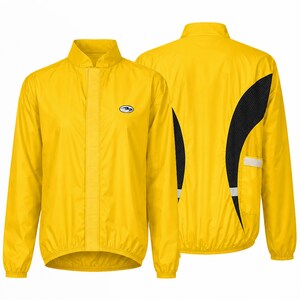 Puede incluir: Chaqueta de ciclismo amarilla brillante con cuello alto y mangas largas. La chaqueta presenta paneles de malla negra en los laterales y un pequeño logotipo en el pecho. Una tira reflectante es visible en la espalda. Diseñada para ciclismo.