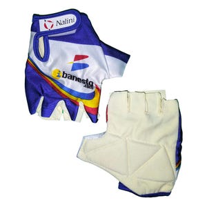Puede incluir: Par de guantes de ciclismo sin dedos. Los guantes son blancos, azules y rojos con el texto "Nalini" e "iBanesto.com". Tienen una palma acolchada para mayor comodidad y un ajuste seguro.