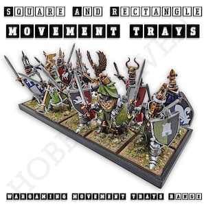 K&ouml;nnte beinhalten: Ein Satz von 9 Miniaturfiguren von Rittern in R&uuml;stung, in verschiedenen Farben bemalt, die auf einem schwarzen und braunen Bewegungstablett stehen. Das Tablett ist mit "Square and Rectangle Movement Trays" beschriftet.