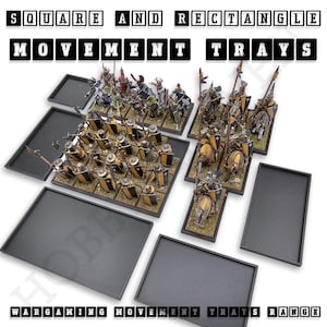 Op de afbeelding: Een verzameling zwarte, vierkante en rechthoekige bewegingsplateaus voor tabletop-wargamingminiaturen. De afbeelding toont verschillende lege plateaus naast groepen beschilderde fantasy-soldaten en cavaleriefiguren op vergelijkbare bases.