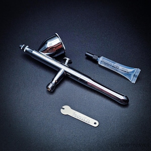 Aerógrafo profesional Iwata Revolution CR3 de 0,3 mm con alimentación por gravedad y doble acción + Masilla de enmascarar GRATIS