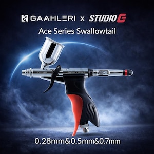 Puede incluir: Un aerógrafo cromado con mango negro y gatillo rojo. Se ve el texto "GAAHLERI x STUDIO G" y "Ace Series Swallowtail". La imagen también muestra "0.28mm&0.5mm&0.7mm".