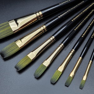 Può includere: Un set di sette pennelli con manici neri e ferrule dorate. I pennelli sono etichettati con il marchio "Rosemary & Co Evergreen Long Flat" e le dimensioni 0, 2, 3, 5, 8, 10 e 14. I pennelli sono disposti in ordine di dimensione, con il pennello più piccolo a sinistra e il più grande a destra.