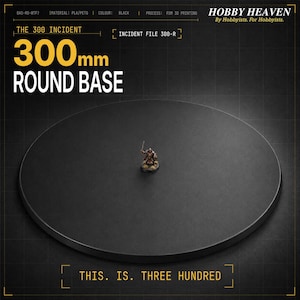 Puede incluir: Una base redonda negra grande de 300 mm para miniaturas, con una superficie lisa y una pequeña figura de guerrero en el centro. El texto en la imagen incluye "THE 300 INCIDENT", "300mm ROUND BASE", "INCIDENT FILE 300-R", "HOBBY HEAVEN" y "THIS. IS. THREE HUNDRED."